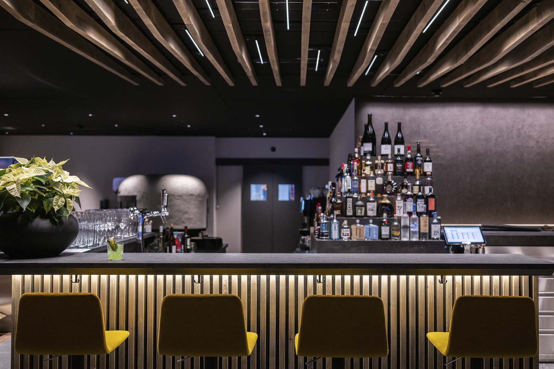 Blick auf die Bar im Hotel Krone in Churwalden