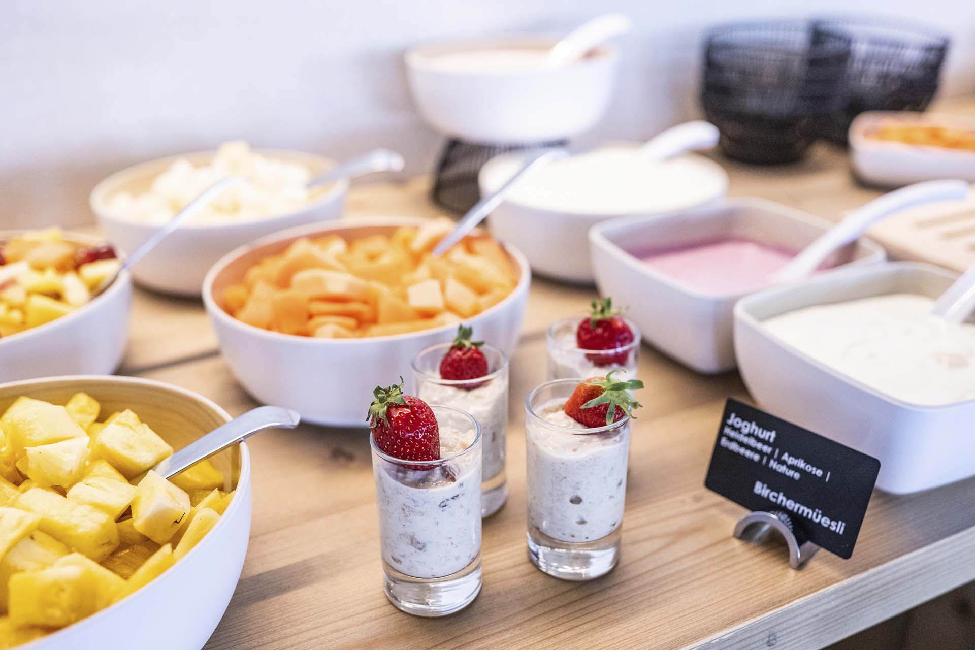 Frisches Frühstücksbuffet mit Früchten und Joghurt im Hotel Krone