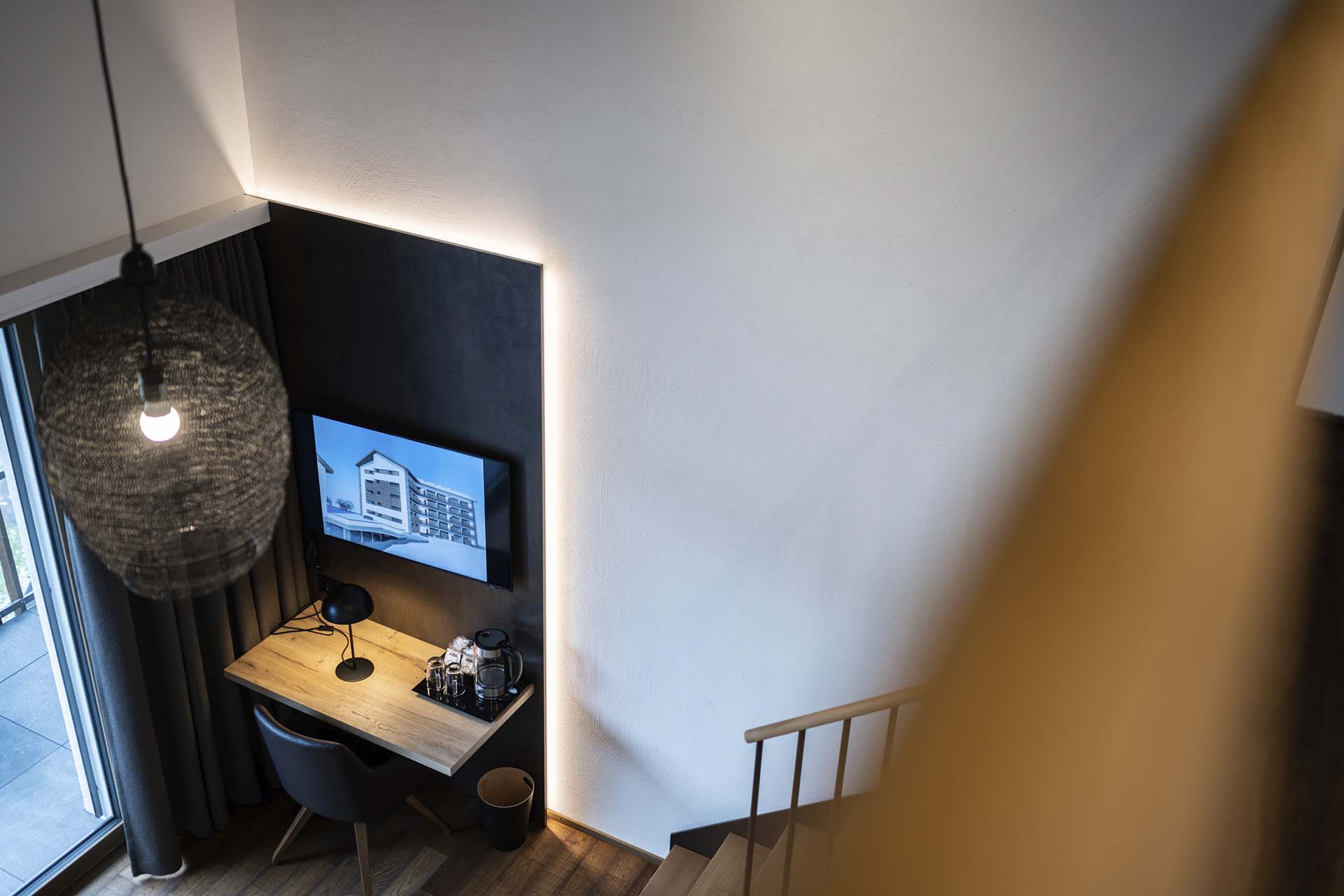 Idylisches Maisonettezimmer mit Blick auf TV und Tisch mit Stuhlt