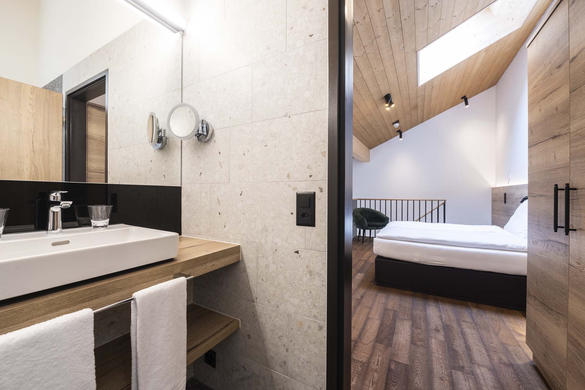 Maisonettezimmer obere Etage mit Doppelbett und Bad