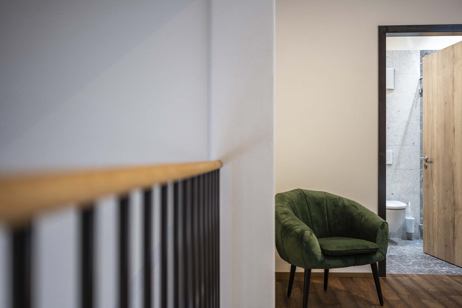 Stimmungsbild mit STuhl und Einblick ins Badezimmer