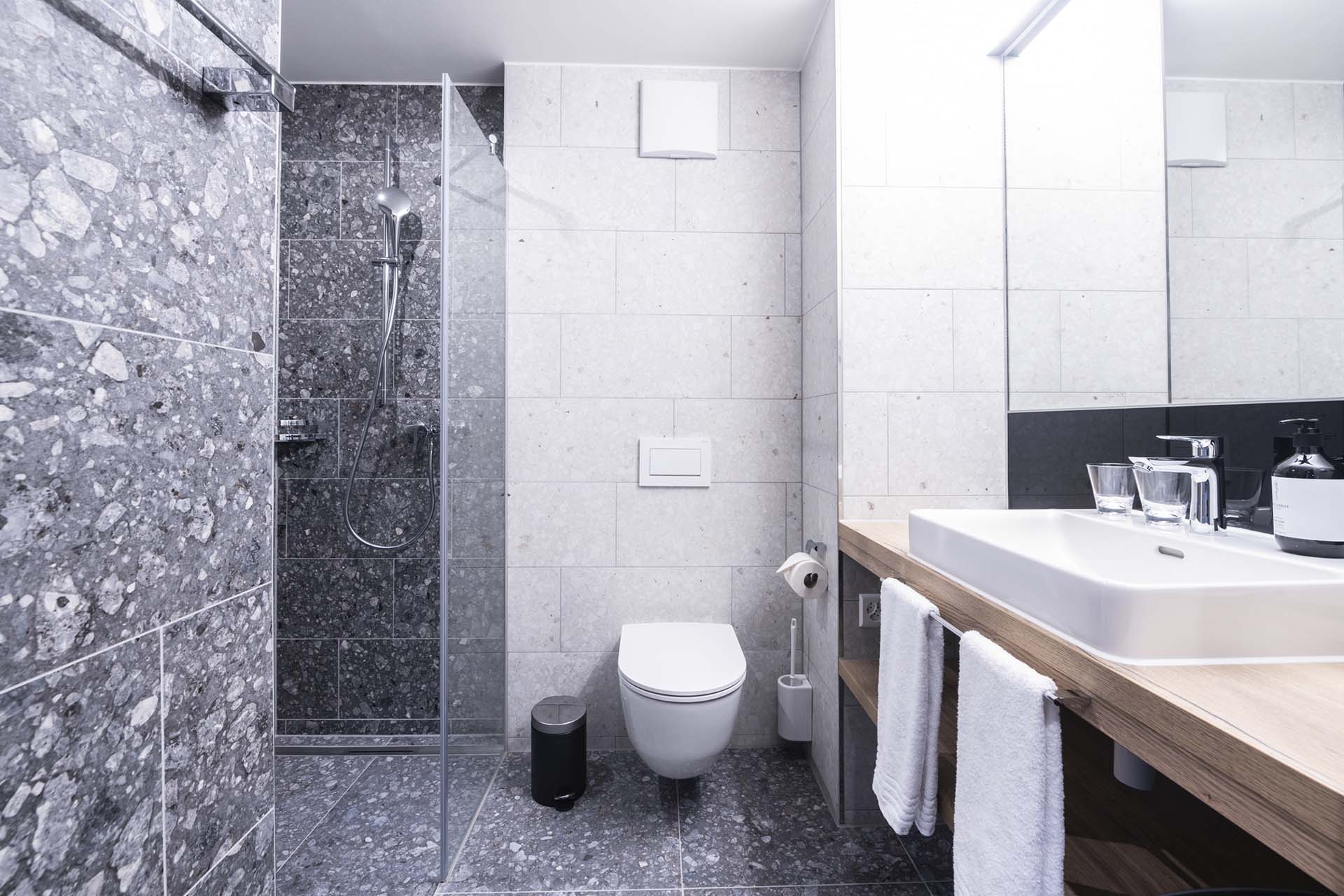 Grosses Badezimmer im Panoramazimmer