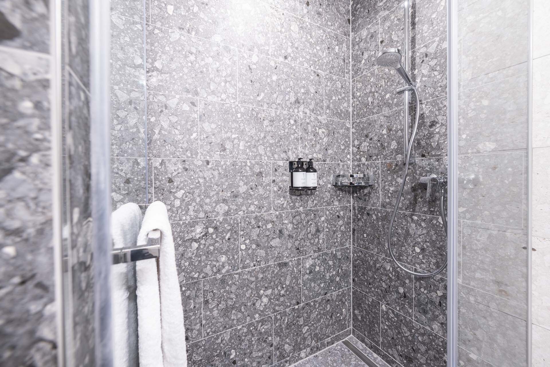 Panoramazimmer mit grosser Dusche