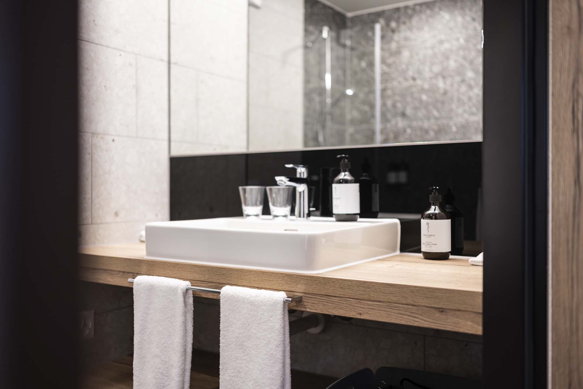 Detailaufnahme Des Waschbeckens im Badezimmer des Panoramazimmers
