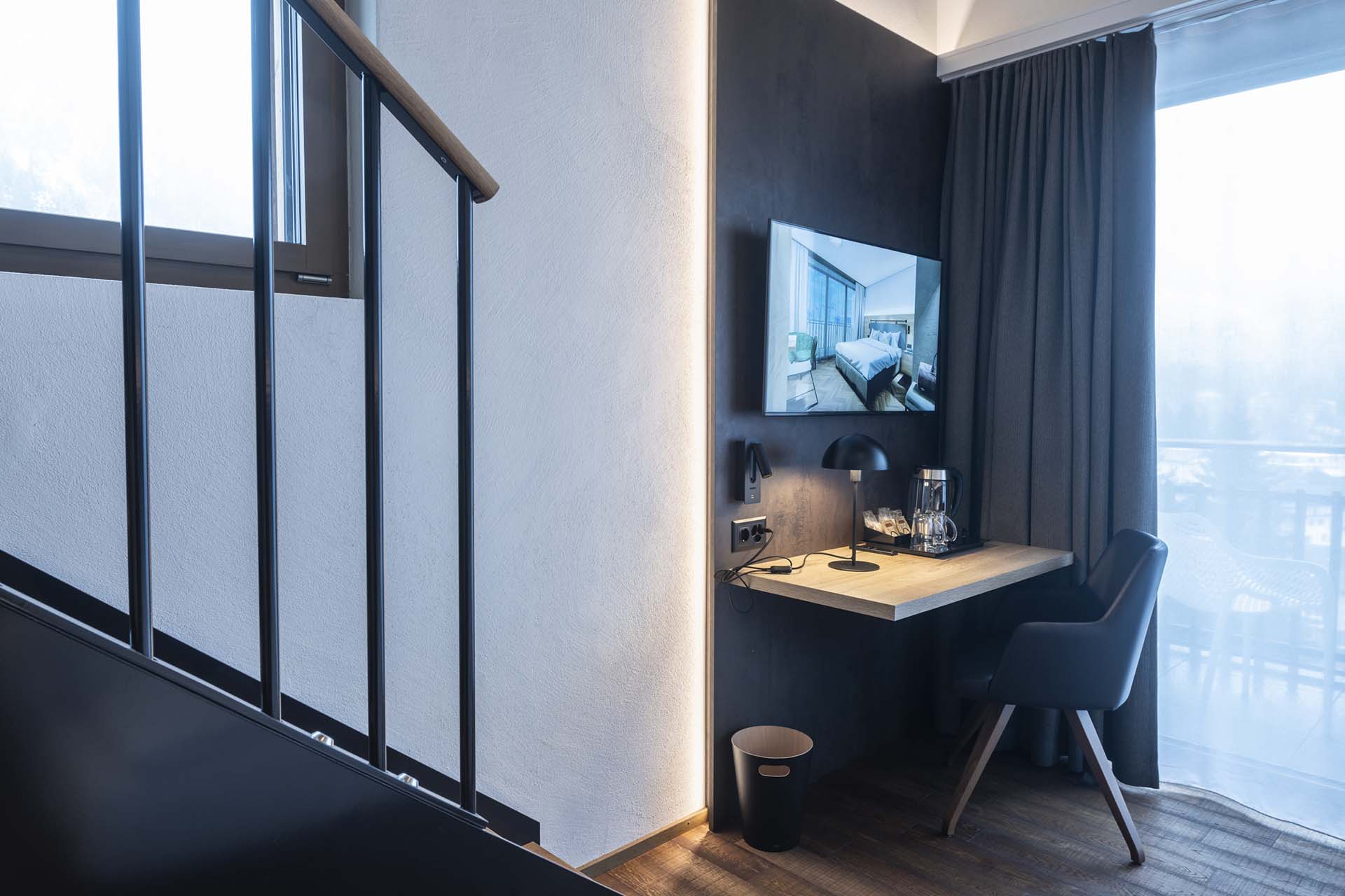 Panoramazimmer mit Tisch und TV