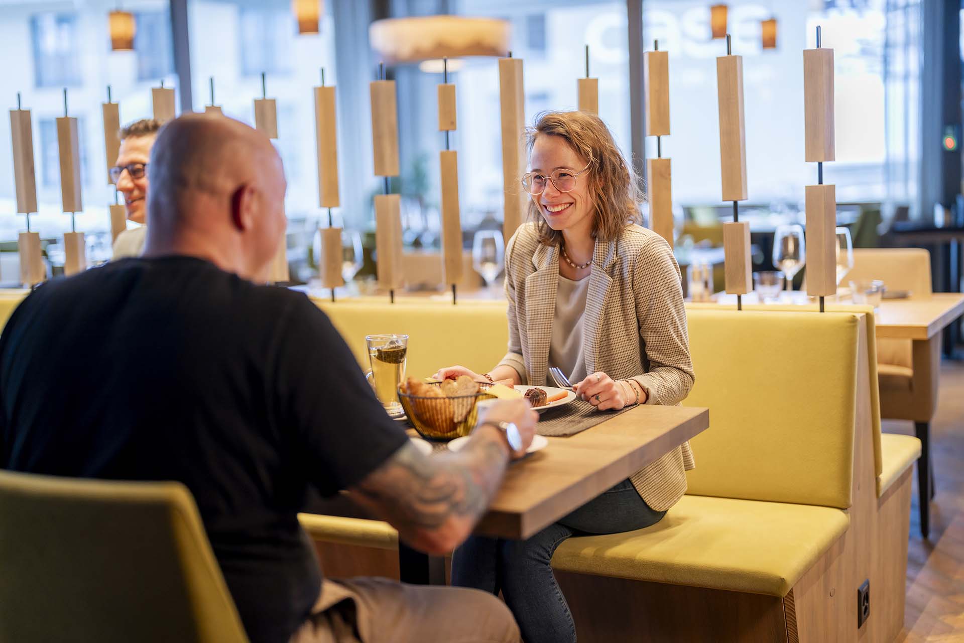 Zwei Personen unterhalten sich beim Frühstück