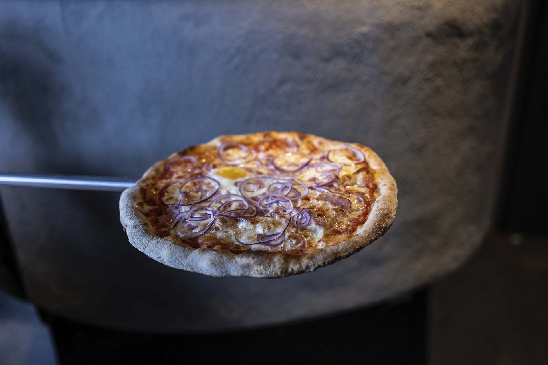 frische Pizza direkt aus dem Ofen