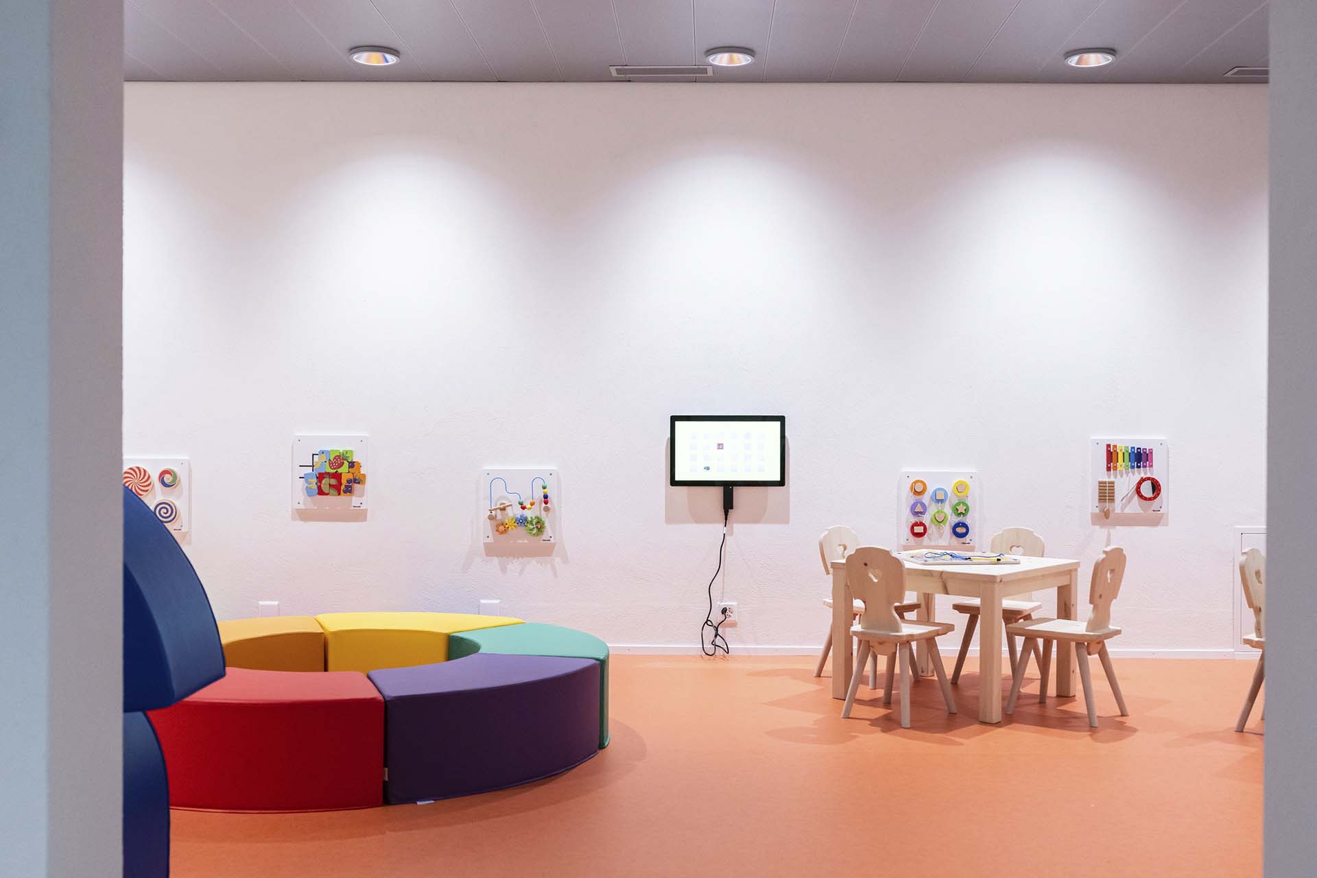Spielzimmer für Kinder mit Tischen und Stühlen im Hotel Krone