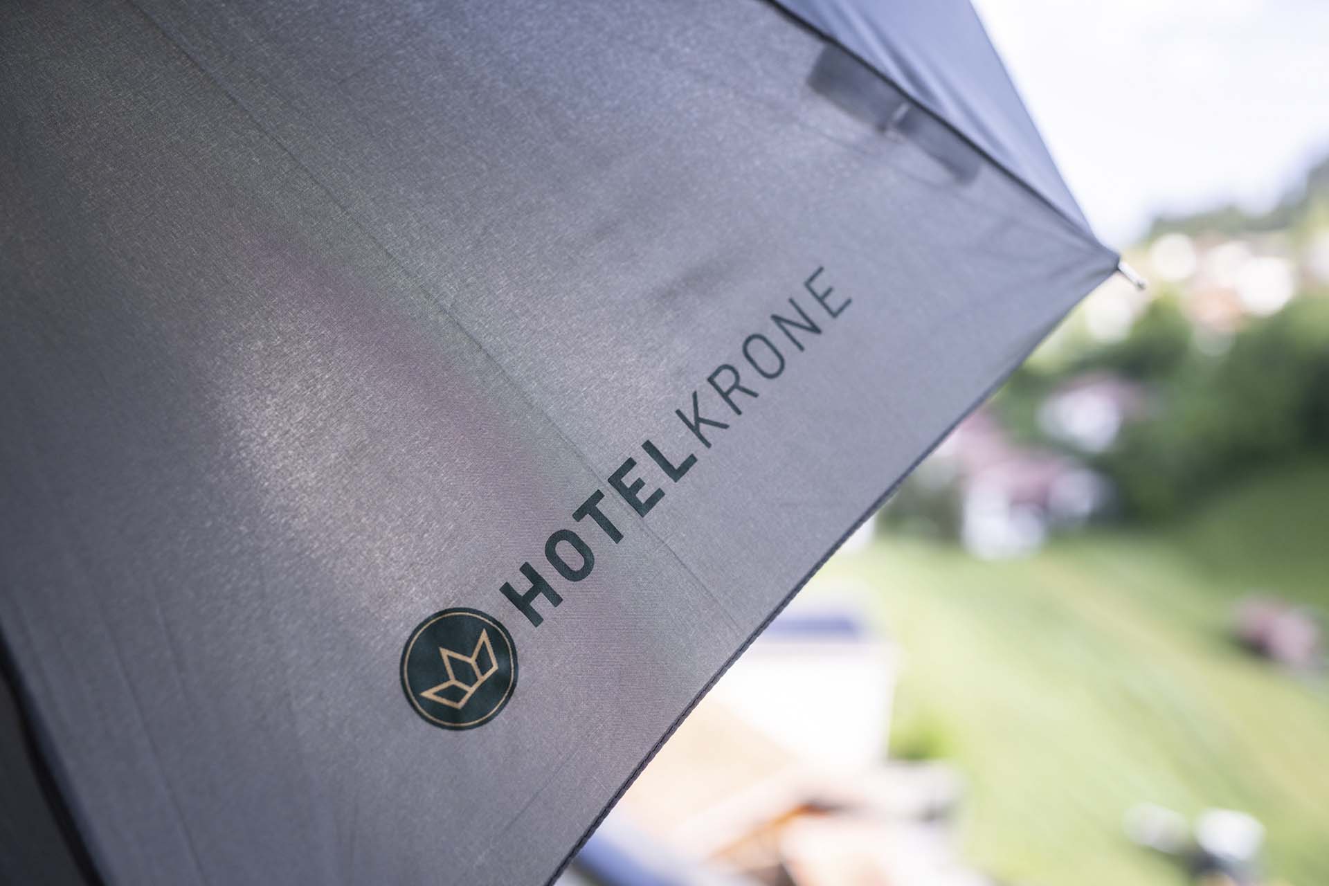 Sonnenschirm mit Logo des Hotel Krone