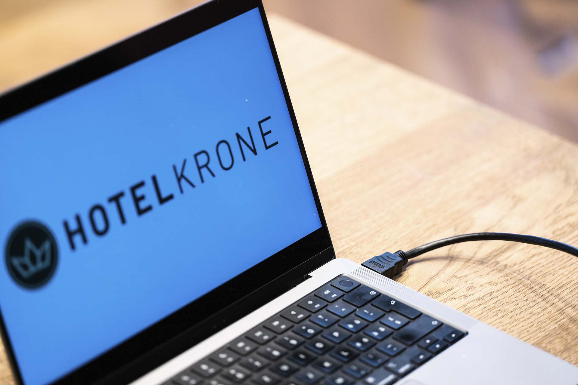 Laptop-Display mit Hotel Krone Logo