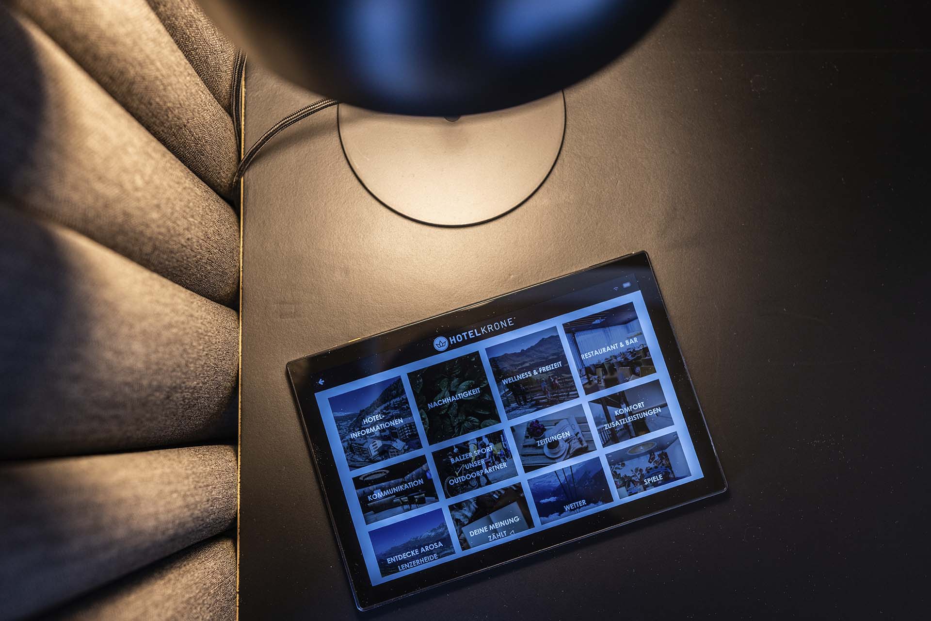 Suitpad auf dem Nachttisch im Hotelzimmer im Hotel Krone