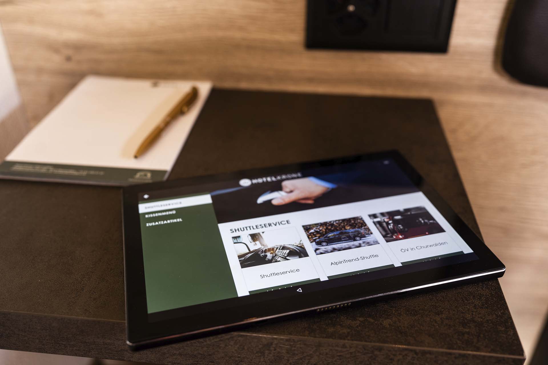 iPad auf einem Tisch mit geöffneter Webseite des Shuttleservices vom Hotel Krone