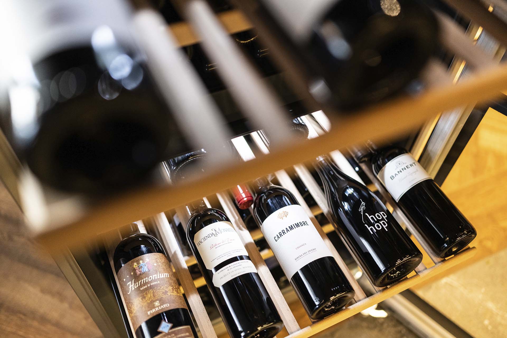 Auswahl verschiedener Weine im Weinregal des Hotel Krone