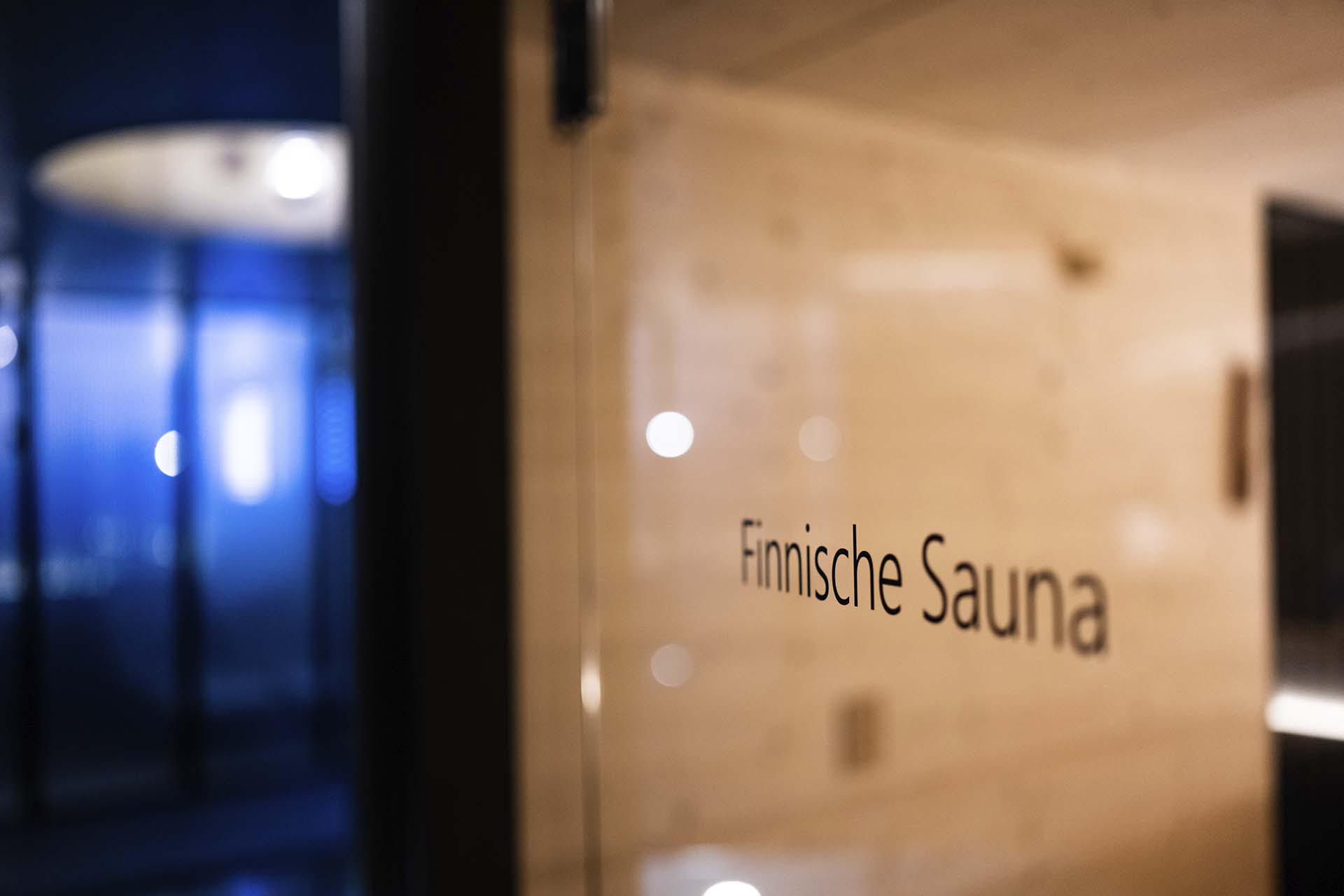 Zugang zur finnischen Sauna im Wellnessbereich des Hotel Krone