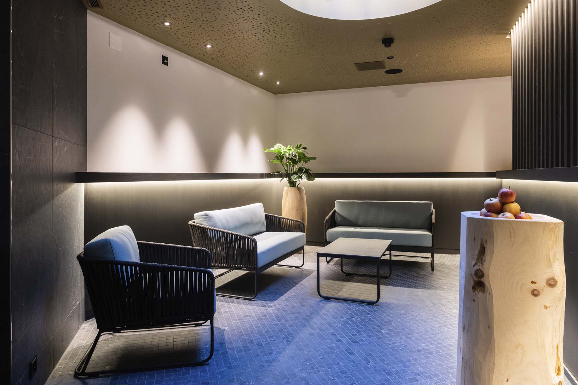 Wellnessbereich mit gemütlicher Lounge im Hotel Krone
