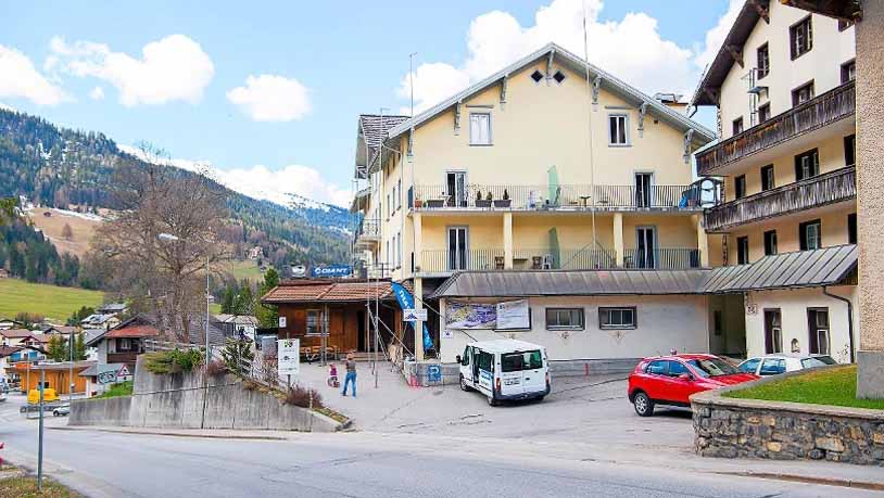 Ansicht von der Strasse auf das Hotel Krone in Churwalden im Jahr 2018