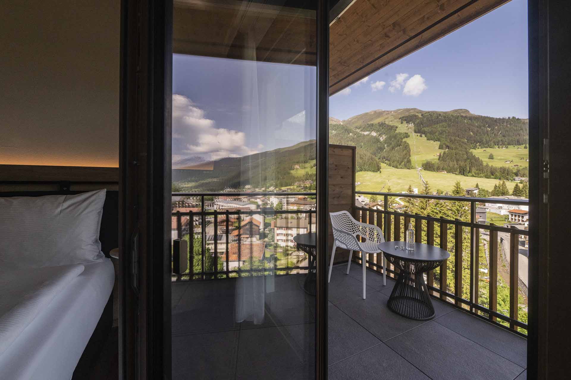 Hotelzimmer im Hotel Krone mit Aussicht auf Erlebnisberg in Churwalden im Sommer