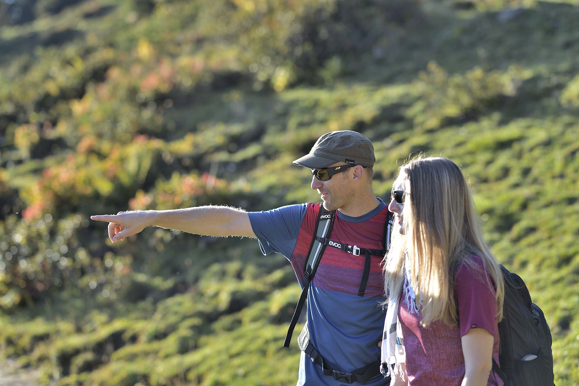 Mann zeigt der Frau auf der Wanderung etwas Interessantes mit dem Finger