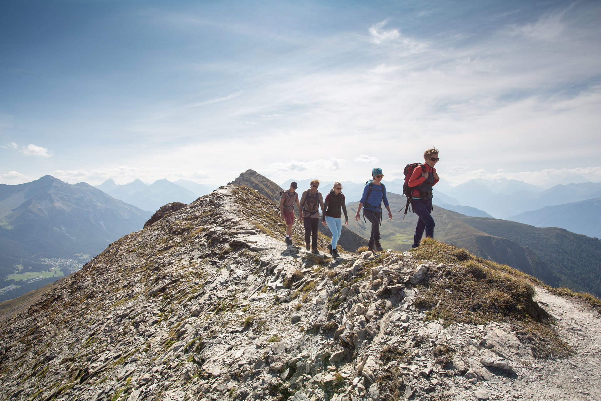 Gruppe von fünf Freunden machen eine Bergwanderung im Sommer