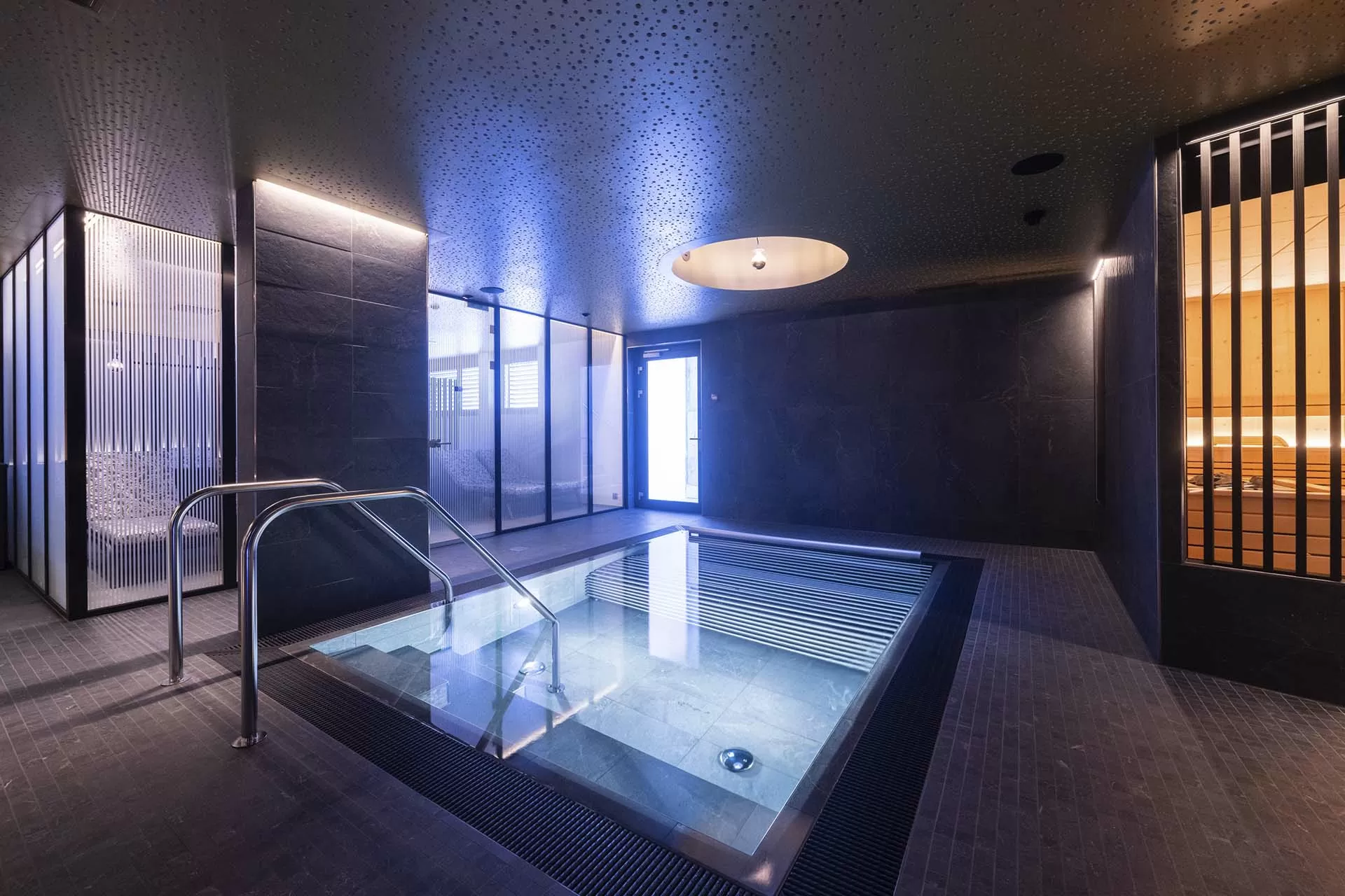 Entspannender Wellnessbereich mit Pool und Sauna im Hotel Krone